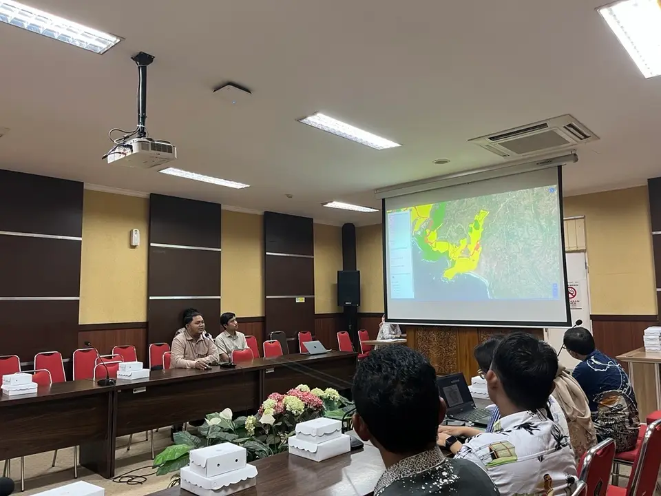 Peserta forum menyimak peta trase jalan di layar