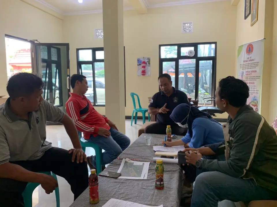 Tim AWD berdiskusi dengan perangkat Desa Sumberasri di balai desa