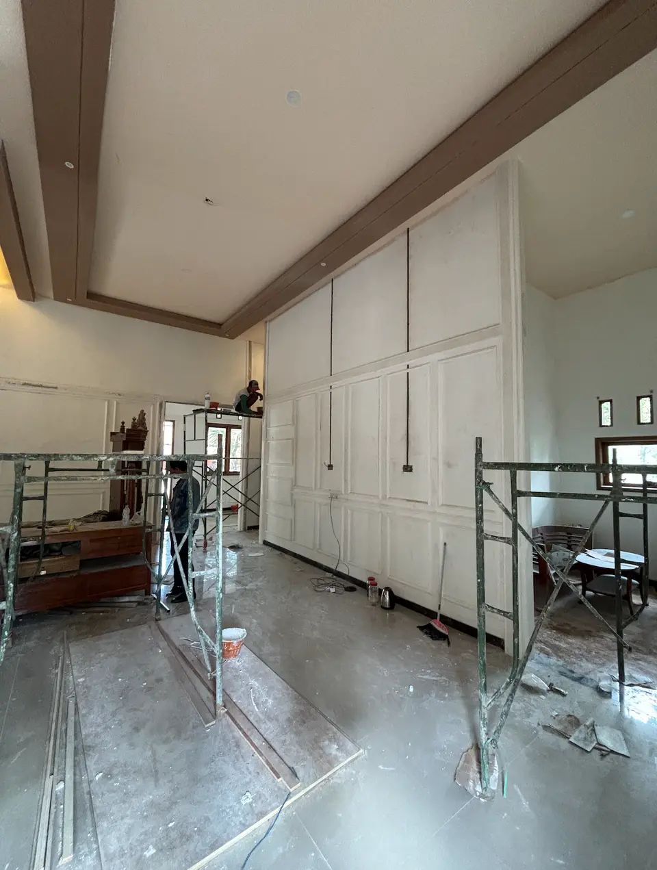 Ruang dalam rumah TLG saat pengerjaan interior, dengan perancah dan lemari tanam