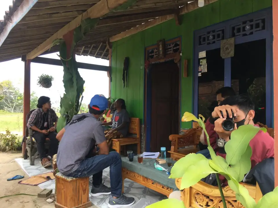 Tim AWD mendokumentasikan wawancara dengan warga di teras rumah Tulungrejo