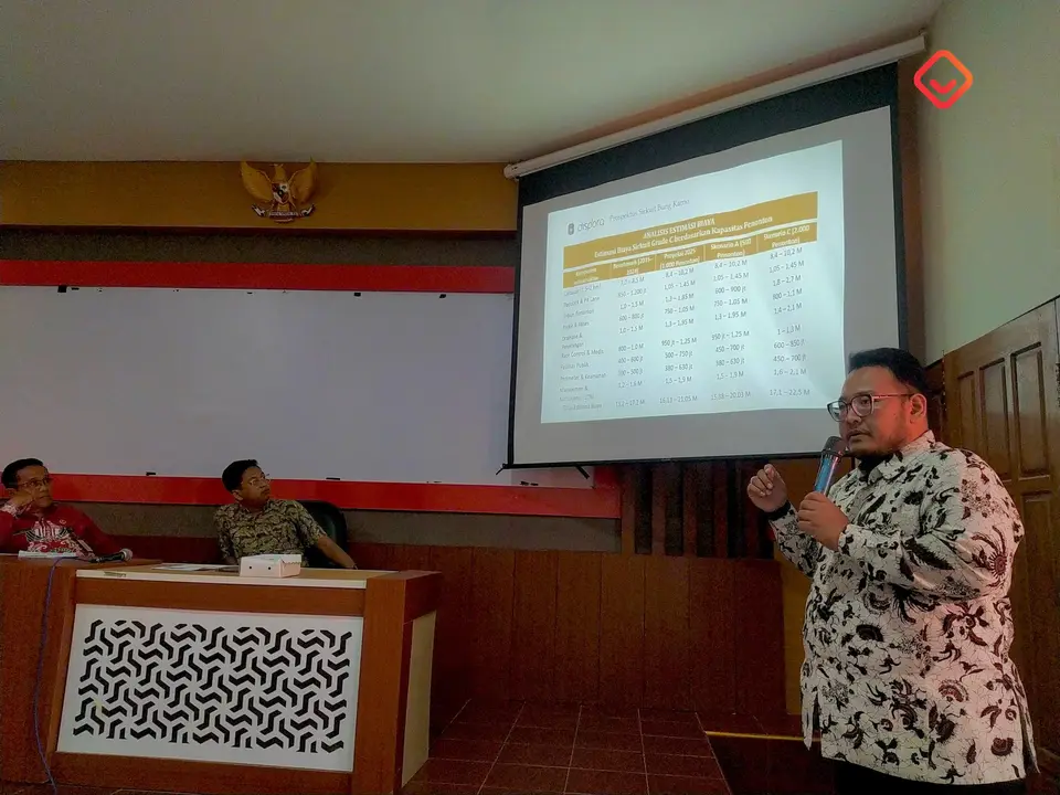 Pemapar menyampaikan prospektus di depan layar