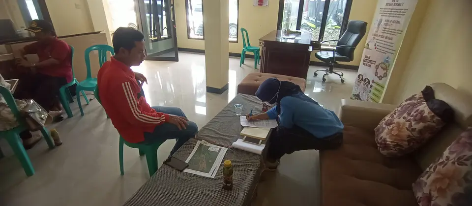 Diskusi santai bersama warga di rumah