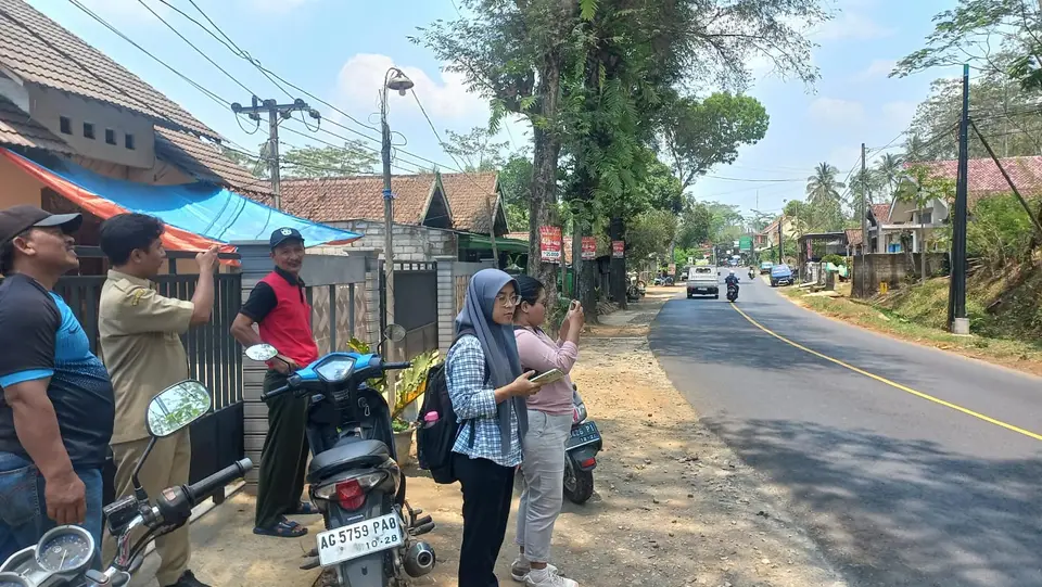 Tim survei mengamati koridor jalan Desa Sumberasri