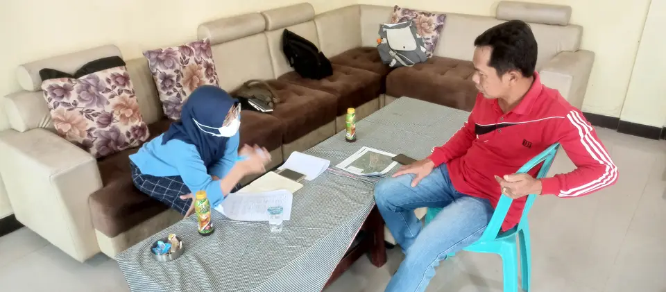 Wawancara dengan warga di ruang tamu