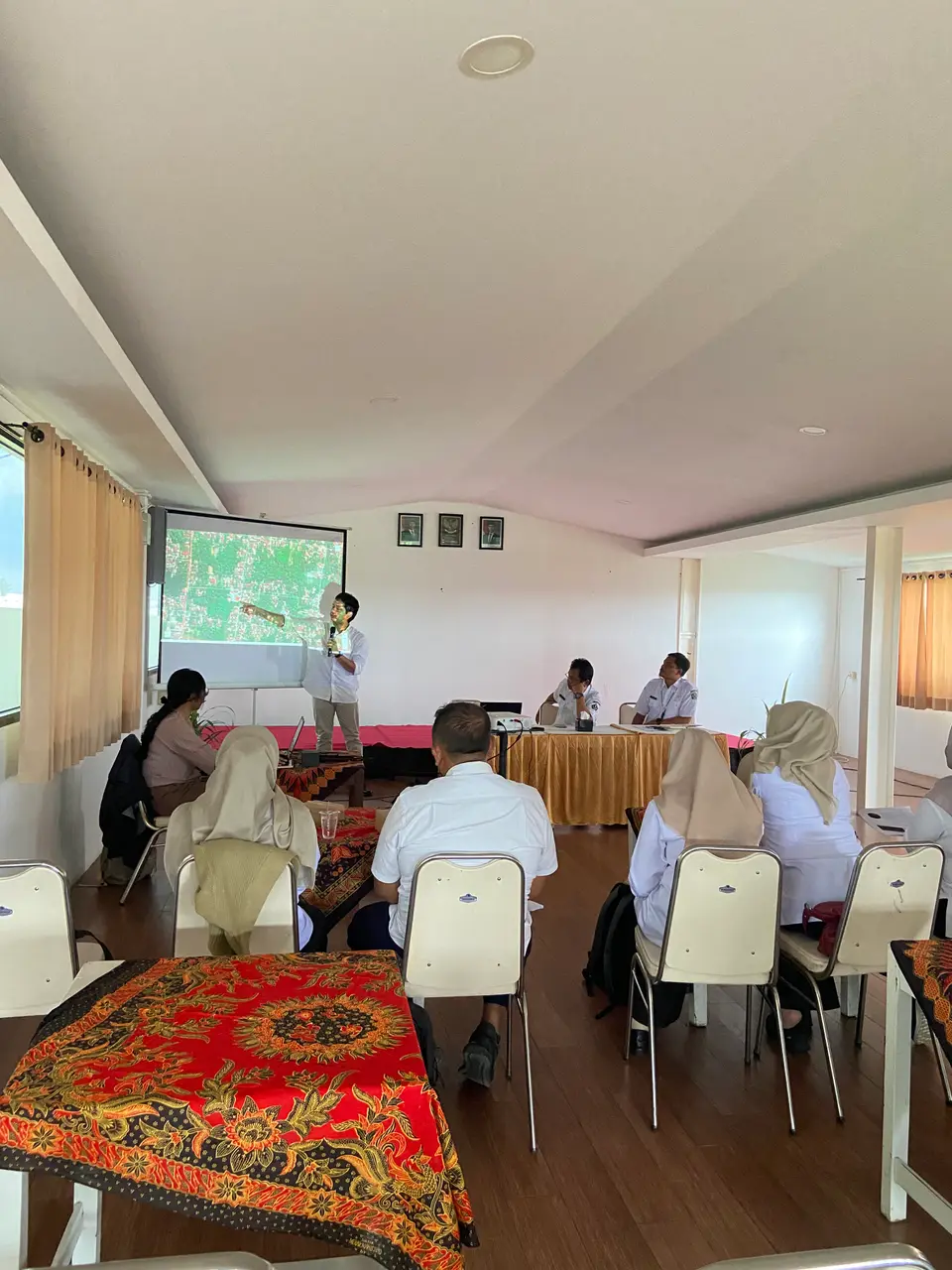 Peserta forum menyimak paparan peta tapak kawasan wisata religi